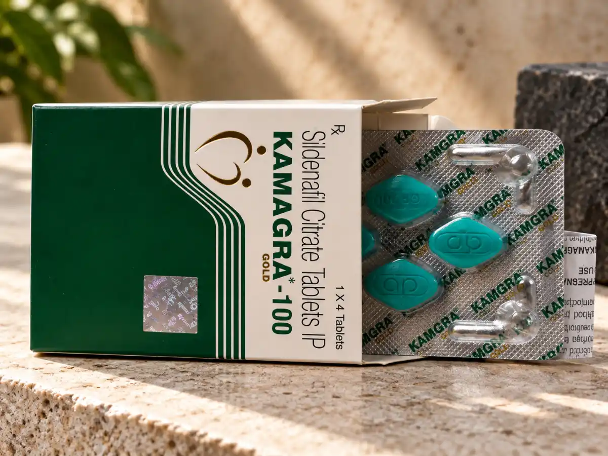 Kamagra Gold 100 mg – otvorena kutija i blister sa 4 tablete u KH Studio sceni