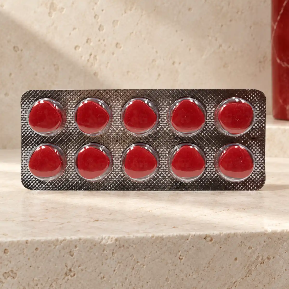 Cenforce 150 mg, blister sa 10 crvenih tableta na svetloj kamenoj podlozi.