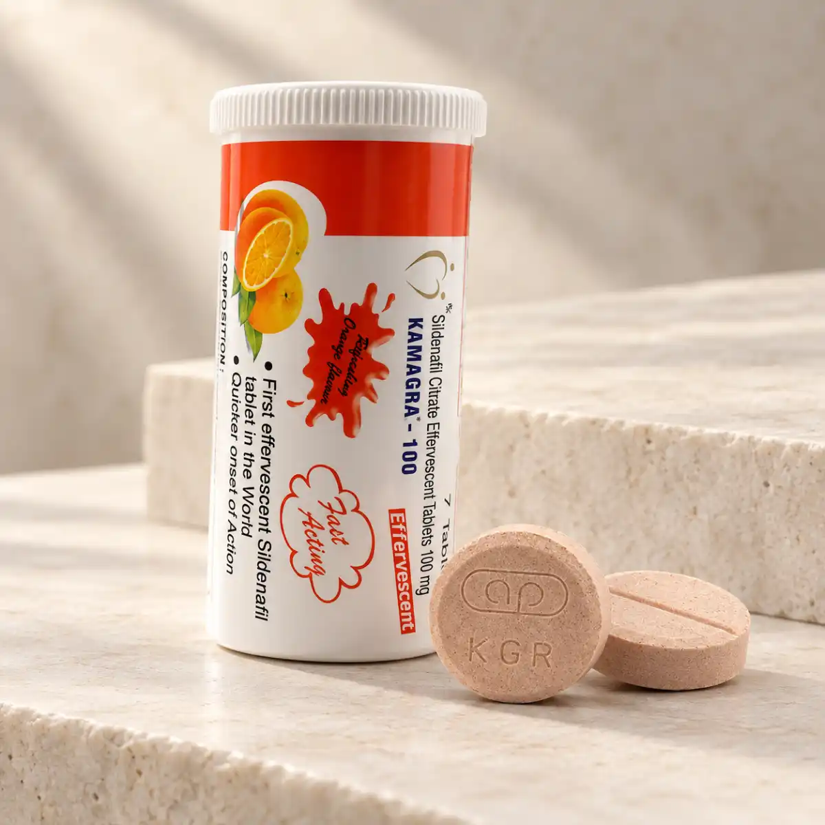 Kamagra šumeće tablete 100 mg u originalnoj tubi sa dve šumeće tablete na svetloj kamenoj podlozi.