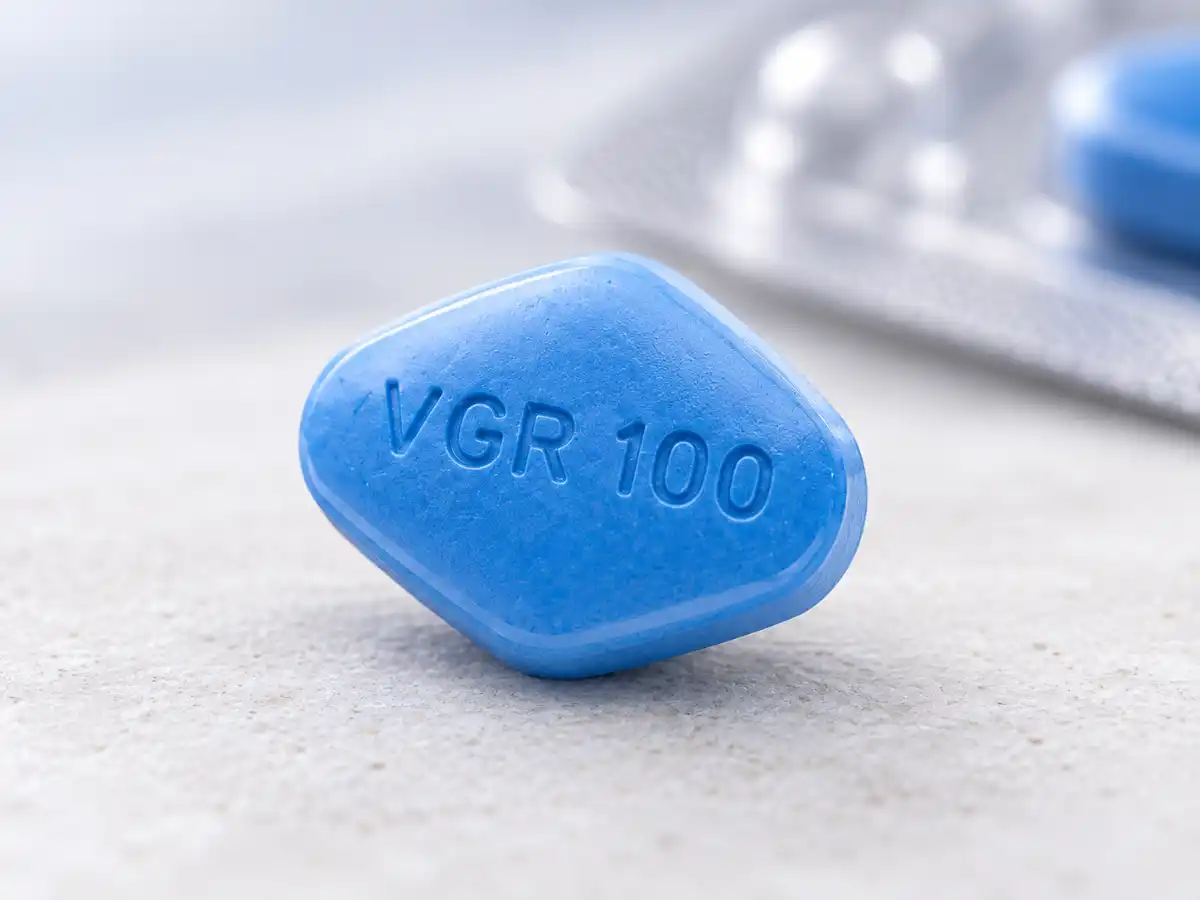 Viagra 100 mg plava film tableta sa oznakom VGR 100 – makro prikaz